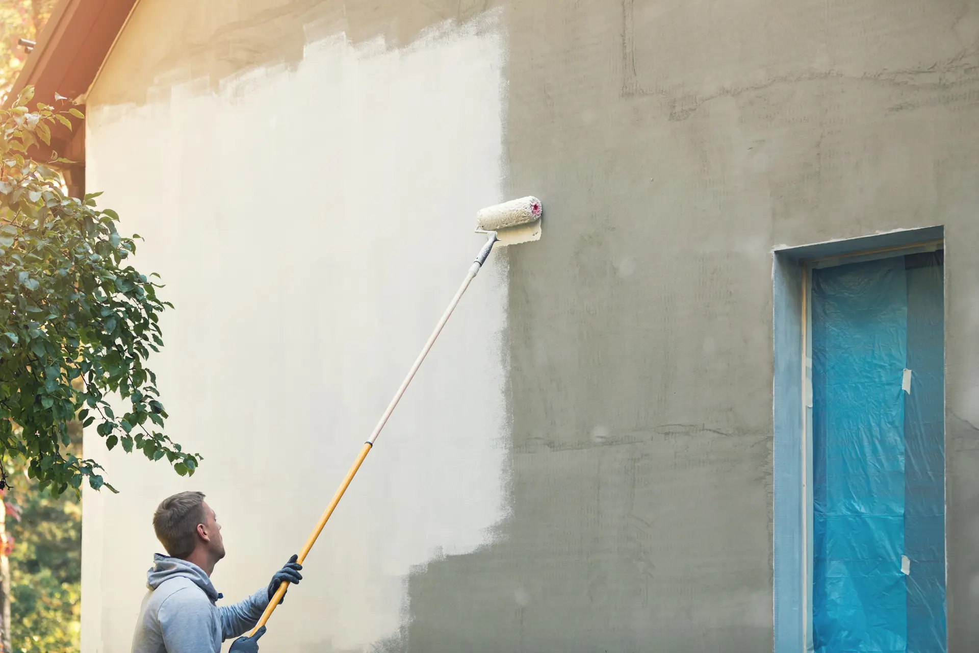 Pintor trabajando en una fachada en Zaragoza